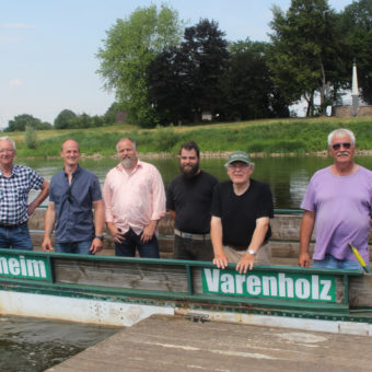 Schlepperkapitän erkundet die Weser bei Varenholz
