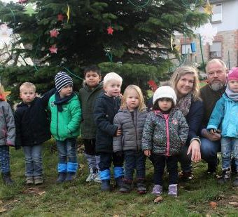 Kindergartenkinder schmücken Weihnachtsbaum in Varenholz
