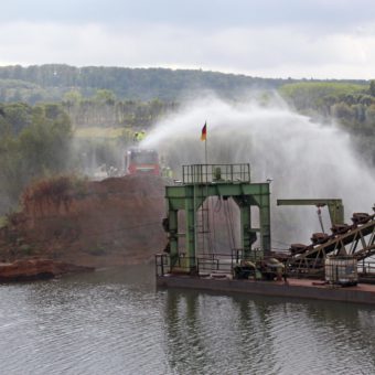 Feuerwehrübung im Kiesabbaugebiet Varenholz