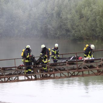 Feuerwehrübung im Kiesabbaugebiet Varenholz