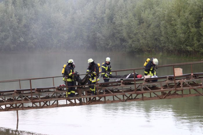 Feuerwehrübung im Kiesabbaugebiet Varenholz
