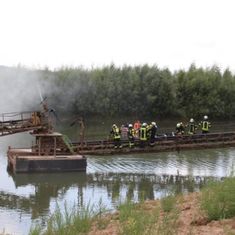 Feuerwehrübung im Kiesabbaugebiet Varenholz