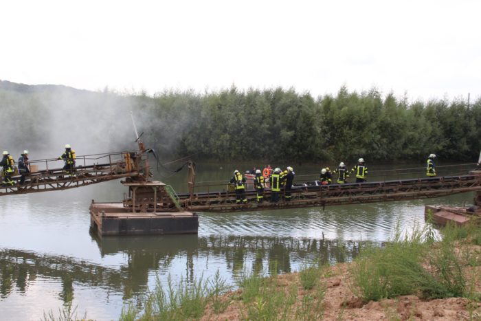 Feuerwehrübung im Kiesabbaugebiet Varenholz