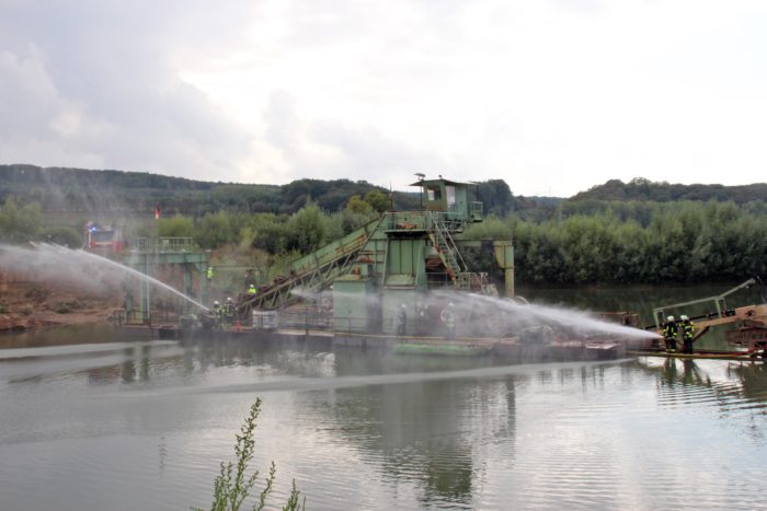 Feuerwehrübung im Kiesabbaugebiet Varenholz