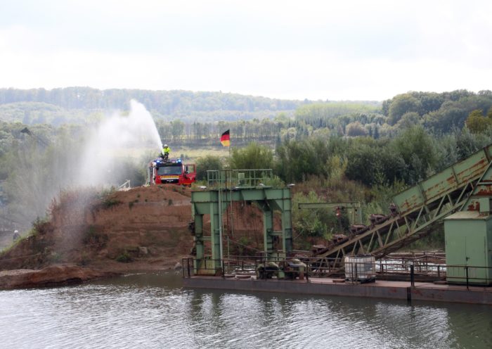 Feuerwehrübung im Kiesabbaugebiet Varenholz